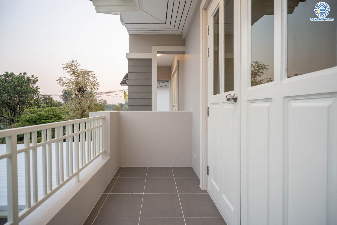 บ้านมือสองตกแต่งใหม่ โครงการ ราชพฤกษ์ บางบอน4 ตกแต่งหรูหรา เนื้อที่ 100.5 ตร.ว. ฟังก์ชัน 3 ห้องนอน 3 ห้องน้ำ จอดรถได้ 2 คัน พื้นที่ใช้สอย 343.94 ตร.ม. บนทำเลศักยภาพ เชื่อมต่อหลายเส้นทาง ใกล้เดอะมอลล์บางแค จุดขึ้นทางด่วน "พระราม2" และรถไฟฟ้าสายสีน้ำเงิน "สถานีหลักสอง"